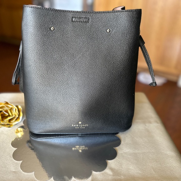 Elegant Kate Spade Black Leather Shoulder Bag with Gold Accent - Picture 3 of 16